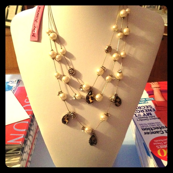 Betsey Johnson leopard/pearl necklace