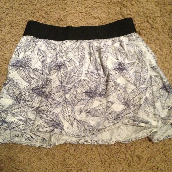 Leaf pattern, elastic waist skirt
