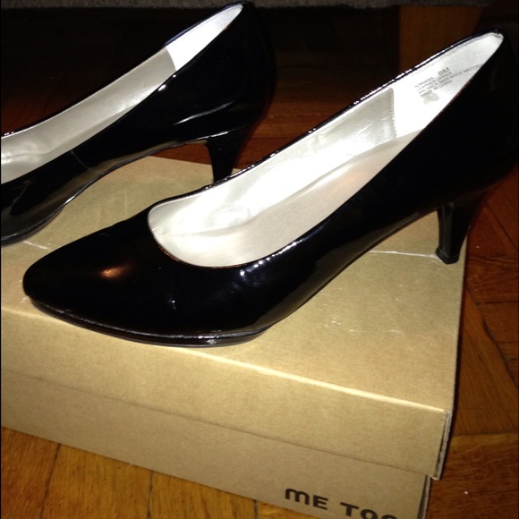 **SOLD** Black Patent Leather Me Too Pump