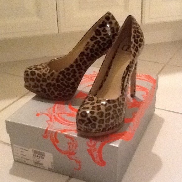 Kelsi dagger leopard print pump