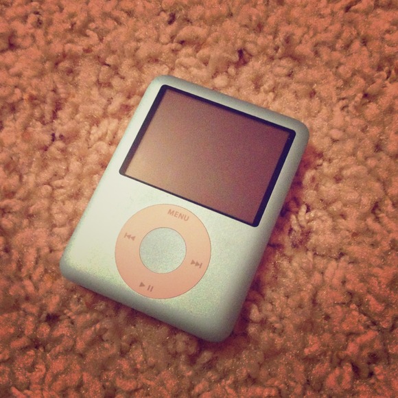 8GB iPod nano w/ free bling case