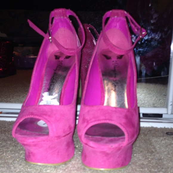 Size 7 cute pink heels never worn!