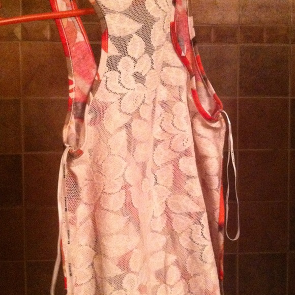 Beautiful Floral Top! - Picture 2 of 2