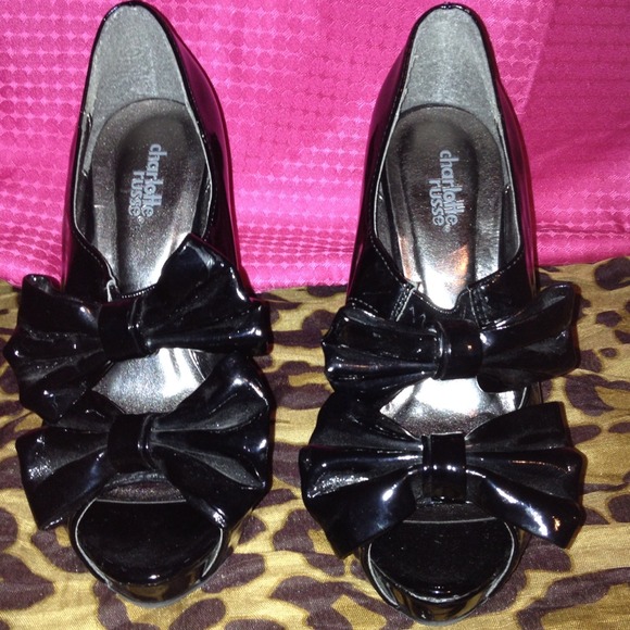 Black bow heels