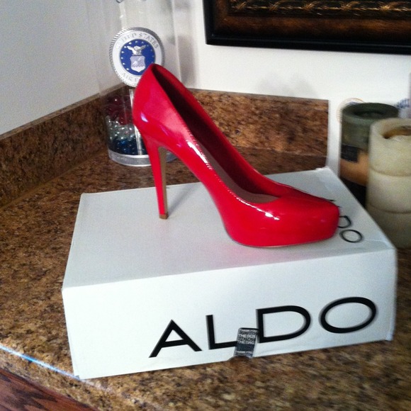 Aldo red pump