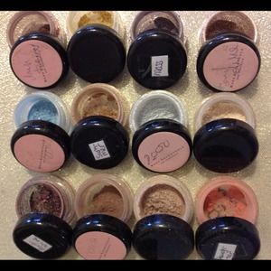 ❌❌SOLD❌❌12 Bare Essentials ID Shadows