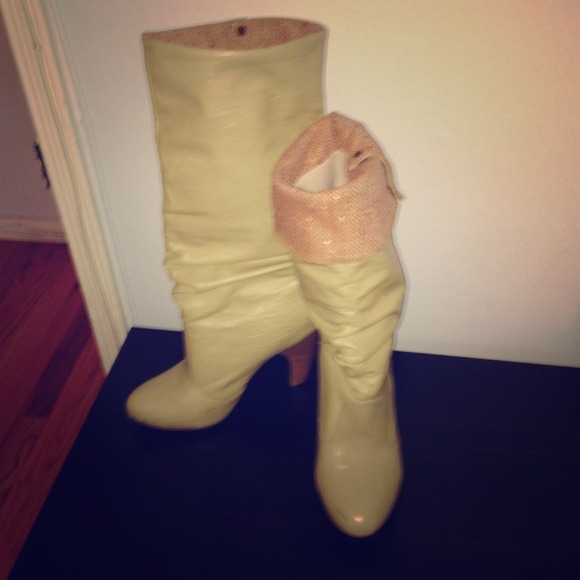 Hold po376grl - Ivory Boots w/ red & gold