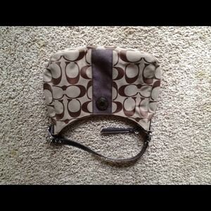 Med. size coach purse like brand new.