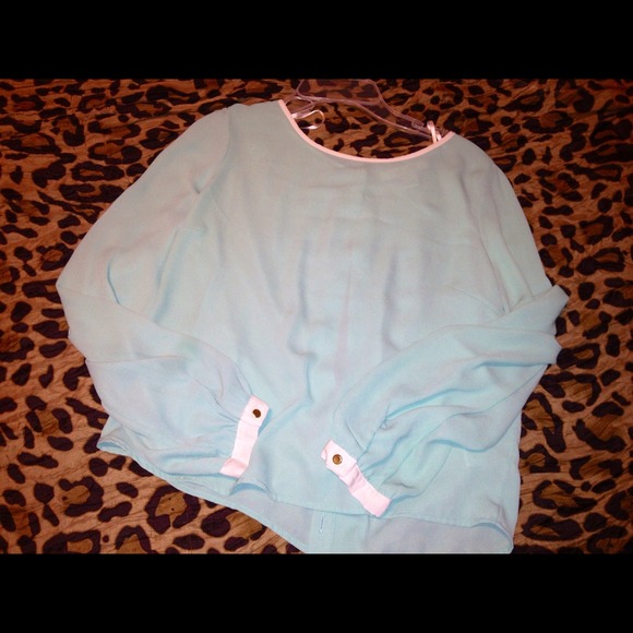 Cute shirt with gold bottoms never worn!