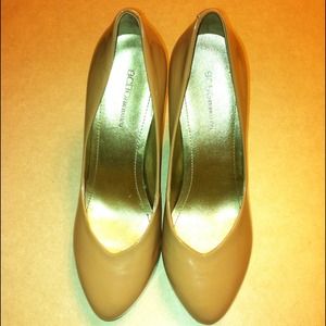 RESERVED BCBG nude patent leather pumps 9