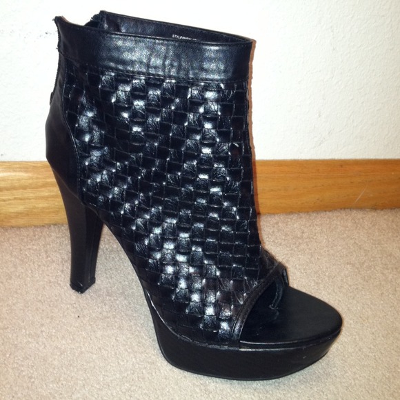 Black woven sandals