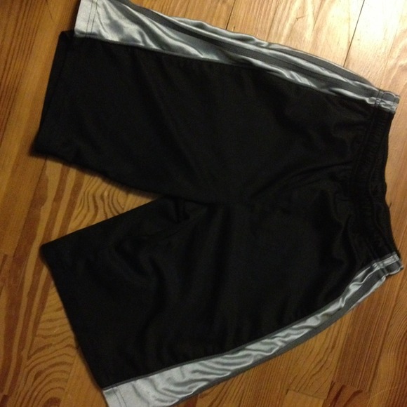(Bundle) Black and gray basketball shorts