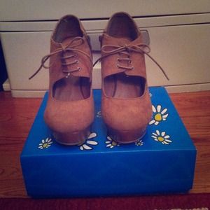 Closed toe Oxford wedge size10 runs slightly small