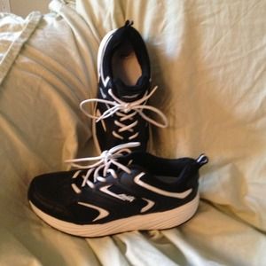 Black & white Avia Walk Shape.