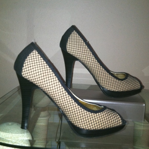 Mesh accented peep toe pumps - Picture 1 of 3