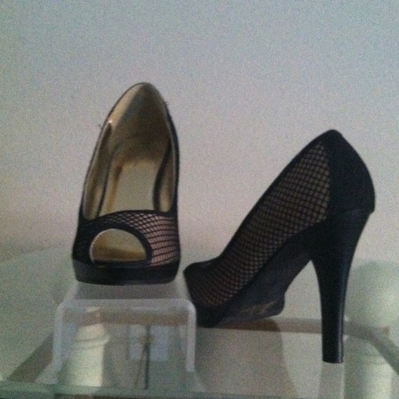 Mesh accented peep toe pumps - Picture 2 of 3
