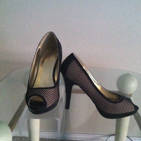 Mesh accented peep toe pumps - Picture 3 of 3