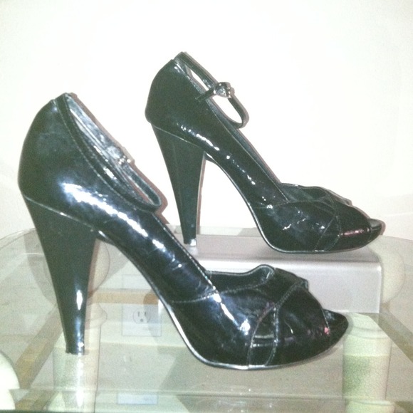 Black patent ankle strap pump - Picture 1 of 3
