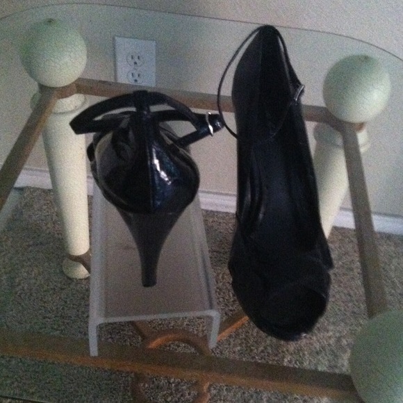 Black patent ankle strap pump - Picture 2 of 3