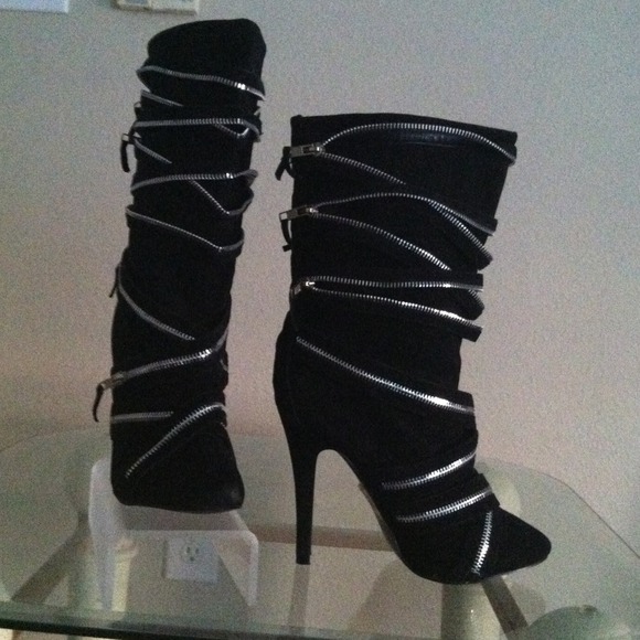 Suede almond toe zipper accented boot - Picture 2 of 3