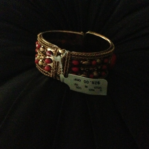 CACHE' Coral and Gold/Brass Tone Bracelet - Picture 1 of 3