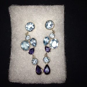 I'm selling never worn earrings