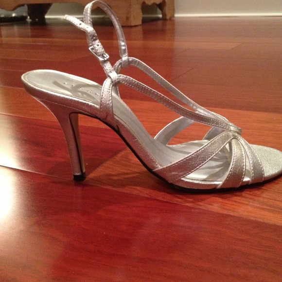 silver heels - Picture 2 of 4