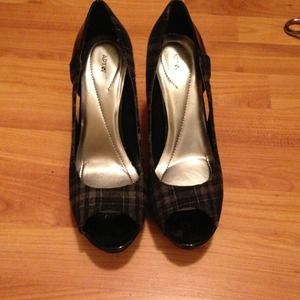 💥SOLD💥👠Apt 9 grey & black plaid peep toe shoes
