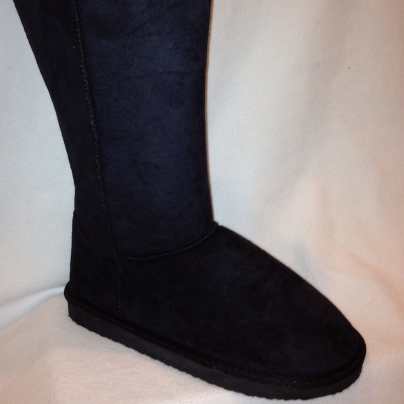 Black suede warm boots.