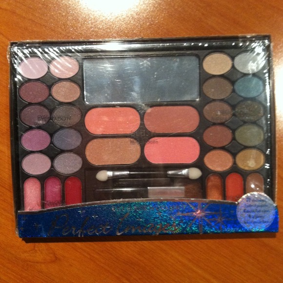 ❌sold❌Makeup kit gift set