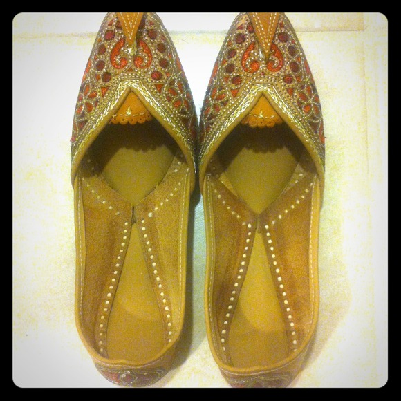 Mojaris- Handcrafted embroidered ethnic footwear