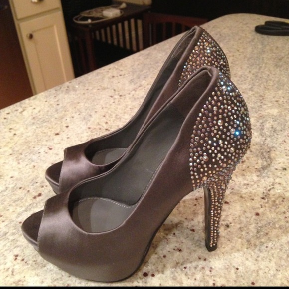 Steve Madden Satin Platform pumps size 6 NEW