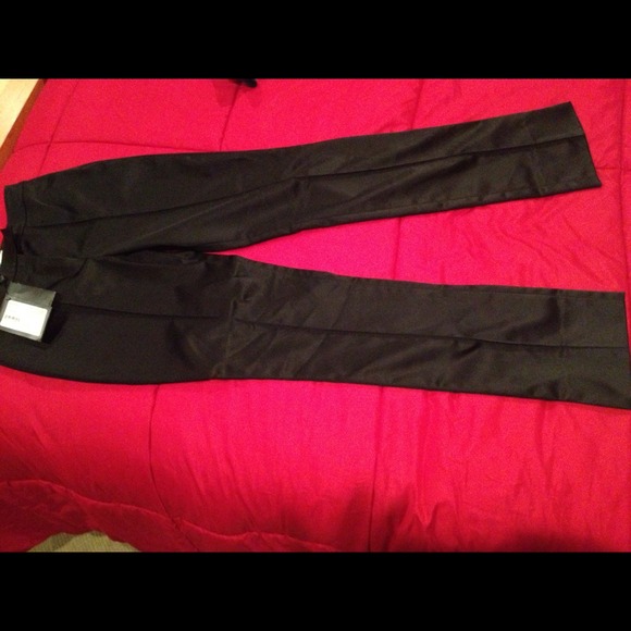 St John gorgeous pant with seam down the middle. - Picture 3 of 4