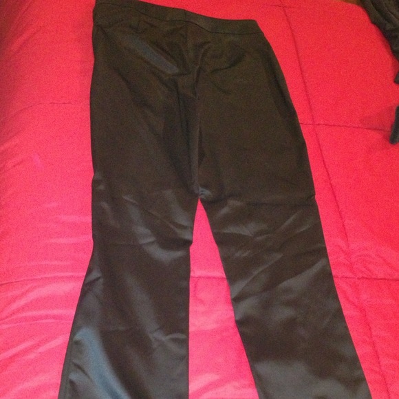 St John gorgeous pant with seam down the middle. - Picture 4 of 4