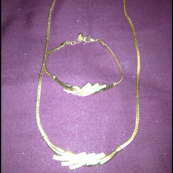 Necklace and bracelet gold tone