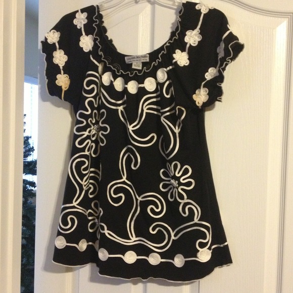 !SOLD IN BUNDLE! Beautiful beaded blk & white pear