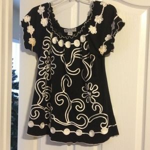 !SOLD IN BUNDLE! Beautiful beaded blk & white pear