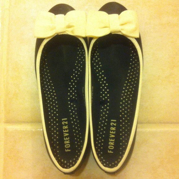 Vanilla buttercream bow ballet flats by FOREVER21