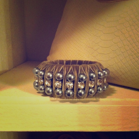 Velvet bracelet with diamonds & pearls.