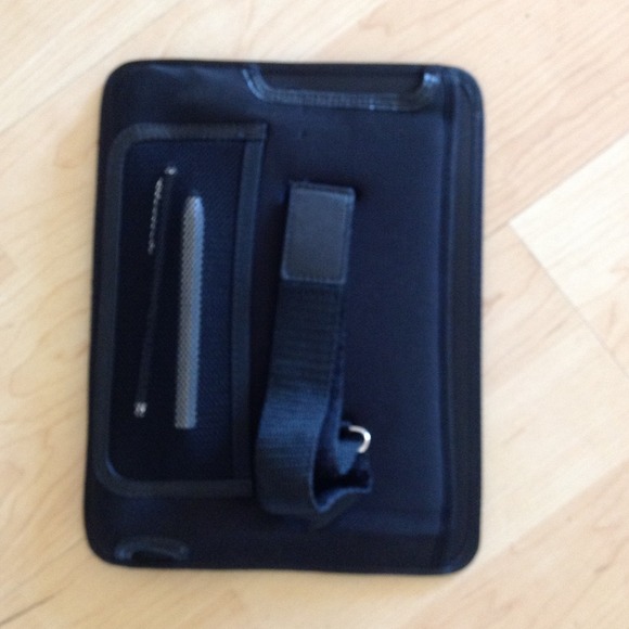 "BUNDLE" iPad cases and no pens - Picture 2 of 3