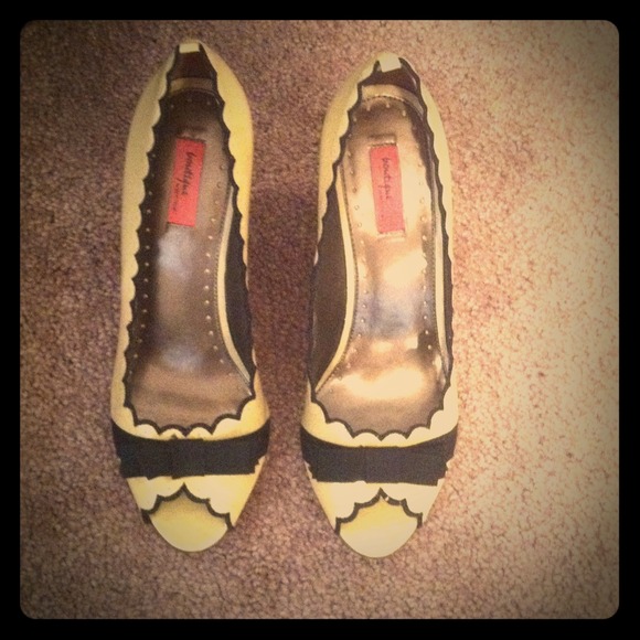 **RESERVED** Patent leather nude peep toe