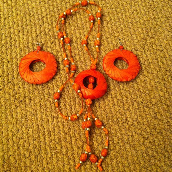 Necklace and earrings - Picture 1 of 3