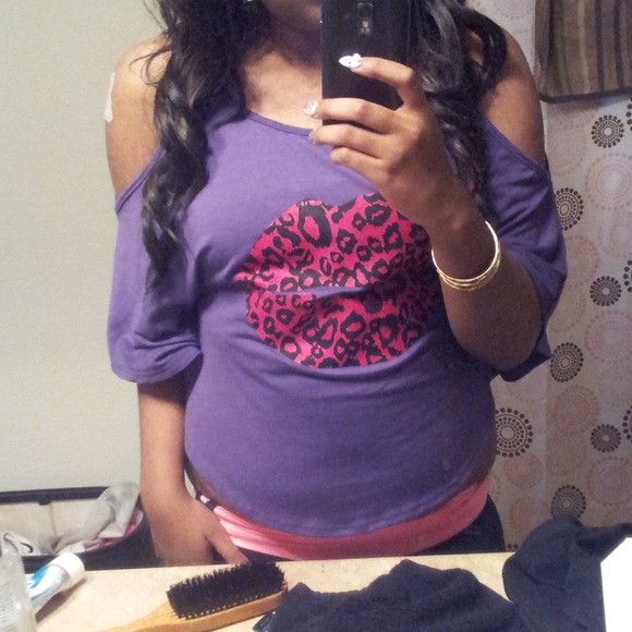 Lips off the shoulder top - Picture 2 of 2