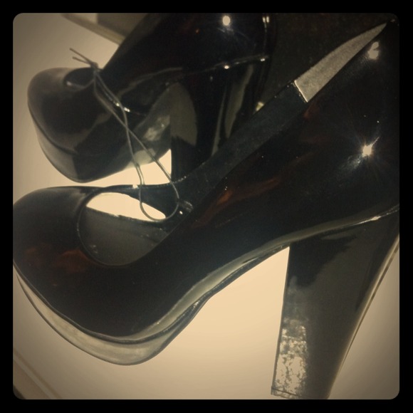 Black patent platform pumps with a chunky heel
