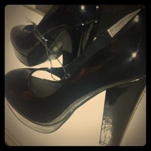 Black patent platform pumps with a chunky heel