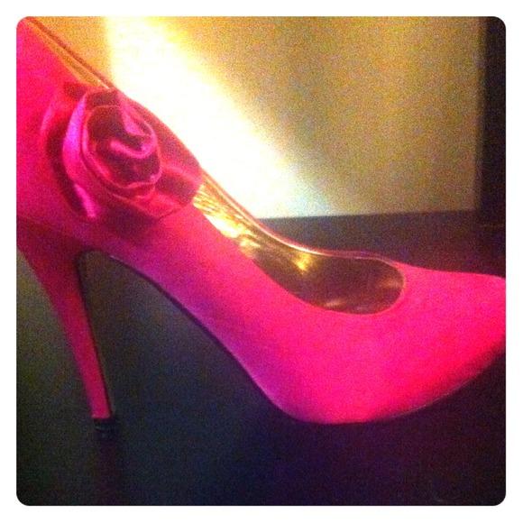 Hot pink pump with rose accent