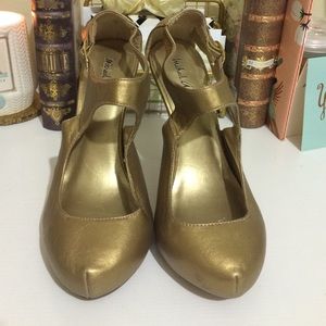 Shoe Dazzle Shoes - REDUCED Gold Shoes Shoe Dazzle Shoes - REDUCED Gold Shoes