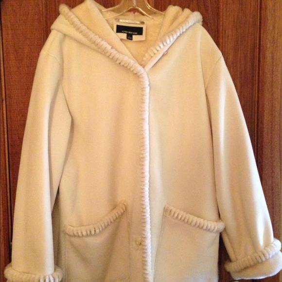 Jones New York coat/very warm yet light weight