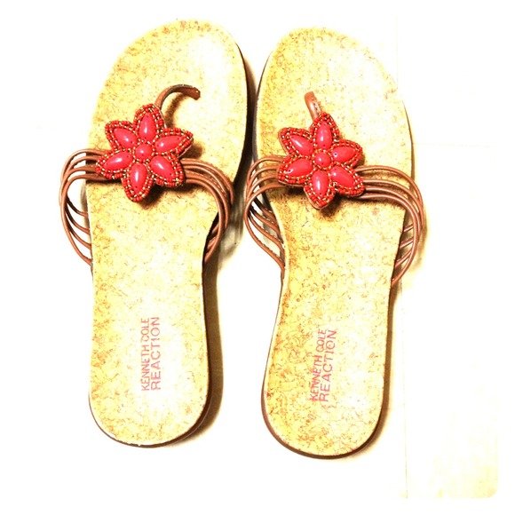 Brown flip flops with organs flower