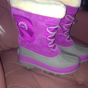 Ugg boots size 6 in boys = size 8 in women's size